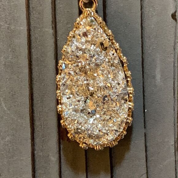 NWT goldtone/silvertone chain necklace with silver nugget look pendant - Picture 2 of 6